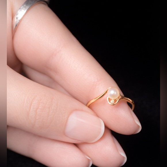 Elegant 10K Gold Pearl Ring with Diamond Accent Size 7